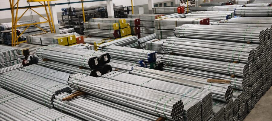 Galvanização a fogo: como o processo garante durabilidade e segurança em instalações elétricas